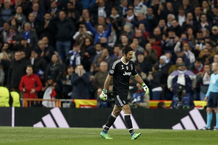 Gianluigi Buffon går den tunge gang ud af banen efter sit røde kort.  Francisco Seco/AP
