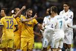 Cristiano Ronaldo skændes med Juventus' angriber  Gonzalo Higuain during a Champions League quarter final second leg soccer match between Real Madrid and Juventus at the Santiago Bernabeu stadium in Madrid, Wednesday, April 11, 2018. (AP Photo/Francisco Seco)
   Francisco Seco/AP