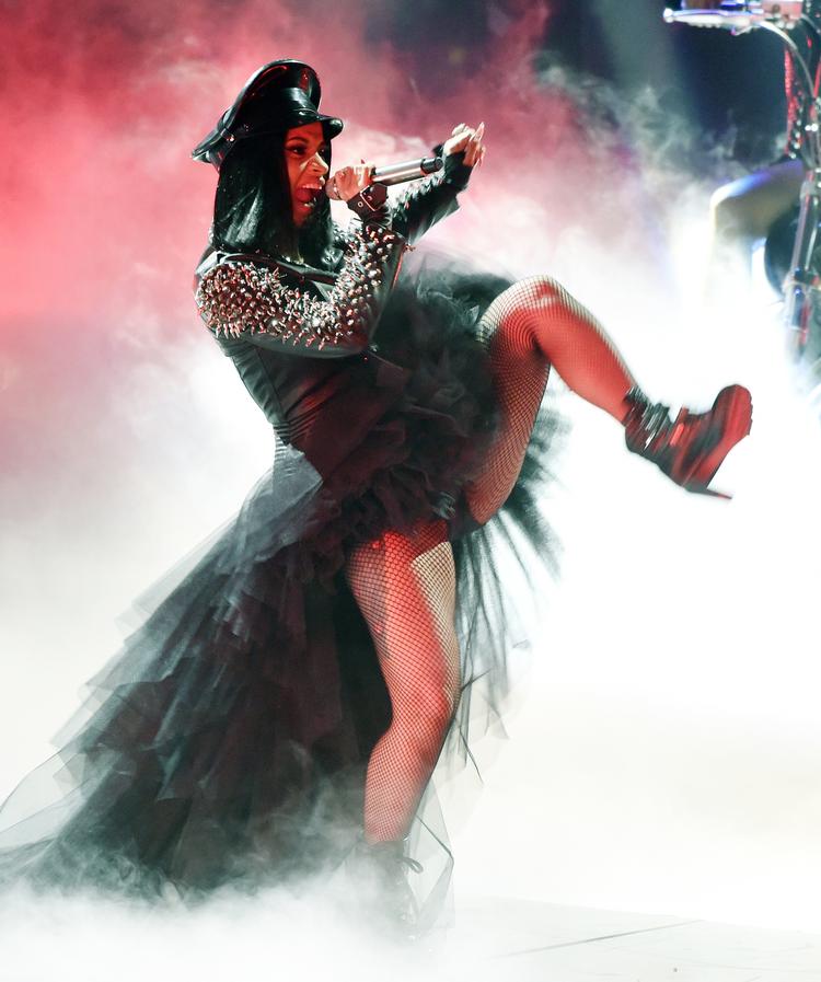 Sin helt egen.  På et forrygende og afvekslende album smælder Cardi B med tungen og svinger dirigentstokken. Hiphoppen bliver aldrig det samme. Foto: Chris Pizzello/Ritzau Scanpix