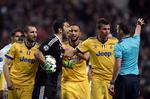 Juventus' målmandslegende Gianluigi Buffon var helt oppe i det røde felt, da dommer Michael Oliver dømte straffe til Real Madrid i tillægstiden. Oscar del Pozo/Ritzau Scanpix
