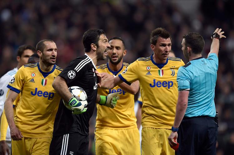 Juventus' målmandslegende Gianluigi Buffon var helt oppe i det røde felt, da dommer Michael Oliver dømte straffe til Real Madrid i tillægstiden. Oscar del Pozo/Ritzau Scanpix