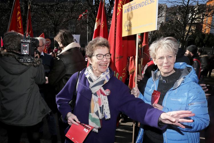 Grete Christensen (tv.), der er topforhandler for lønmodtagerne i regionerne, fotograferet forud for et tidligere møde i Forligsinstitutionen.  
   Jens Dresling/POLFOTO