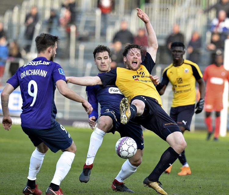 Janus Drachmann og Erik Sviatchenko fra FC Midtjylland forsøger at få styr på Hobros stærke norske angriber Pål Alexander Kirkevold under torsdag aftens jyske pokaldyst.

   Norde Ernst Van/Ritzau Scanpix