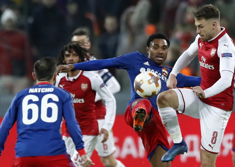 Arsenal var i problemer i Moskva mod CSKA, men holdet fik rettet op, og Aaron Ramsey (th.) udlignede i slutfasen til 2-2.
   Pavel Golovkin/AP
