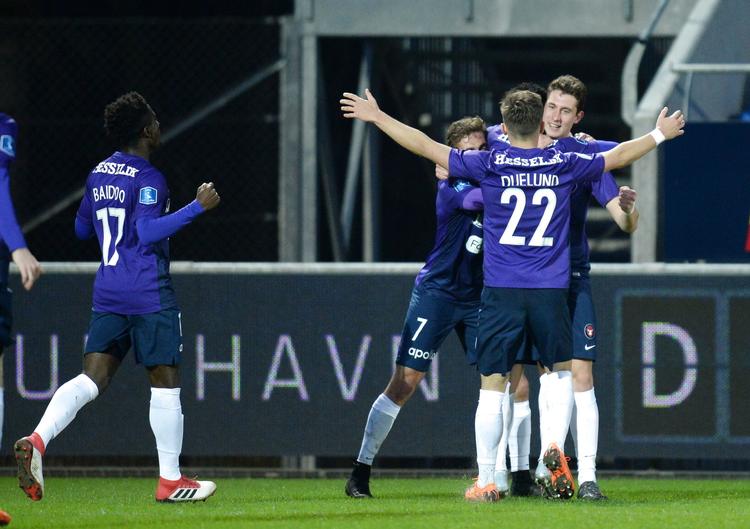 
FC Midtjylland måtte på overarbejde i Hobro, før 2-1pokalsejren var i hus. Bozhidar Kraev, der her lykønskes af holdkammeraterne, blev matchvinder som dobbelt målscorer. 
   Ernst van Norde/Ritzau Scanpix