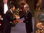 Den svenske kong Carl Gustav overrækker her Nobelprisen i kemi til professor Ahmed H. Zewali i 1999.  Tobias Röstlund/AP