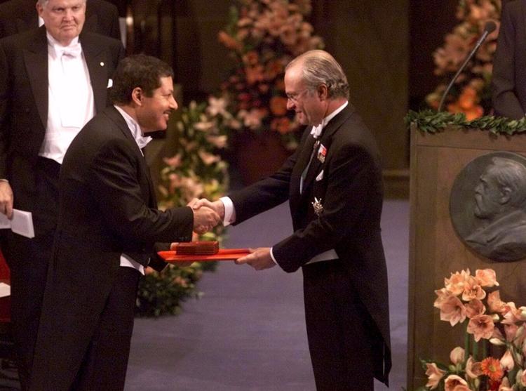 Den svenske kong Carl Gustav overrækker her Nobelprisen i kemi til professor Ahmed H. Zewali i 1999.  Tobias Röstlund/AP