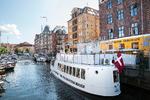 De færreste kender historierne fra Christianshavn, som kongen grundlagde med store ambitioner om at vinde verdensherredømmet. Det gik, som mange husker, ikke helt som planlagt. Men historierne har vi stadig, og de kommende søndage kan du tage på søndagstur med afgang fra Christianshavns Færgecafé.  Pr-foto