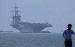 USA opruster militært i Mellemøsten og har sendt flere flådeskibe nær Syrien. Dette er dog et foto af USS Carl Vinson, opankret ved Tien Sa havnen i Danang, Vietnam. Tran Van Minh/AP