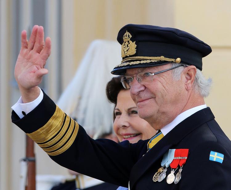 Den svenske konge, Carl XVI Gustaf, er den højeste beskytter for Det Svenske Akademi, som hans forgænger Gustaf III oprettede i 1786. Kongen mener, han har retten til at ændre de gældende vedtægter for Akademiet.  Dpa/AP