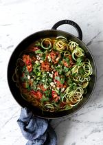 Genvejen til nem hverdagsmad går gennem en gryde.  Chris Tonnesen 