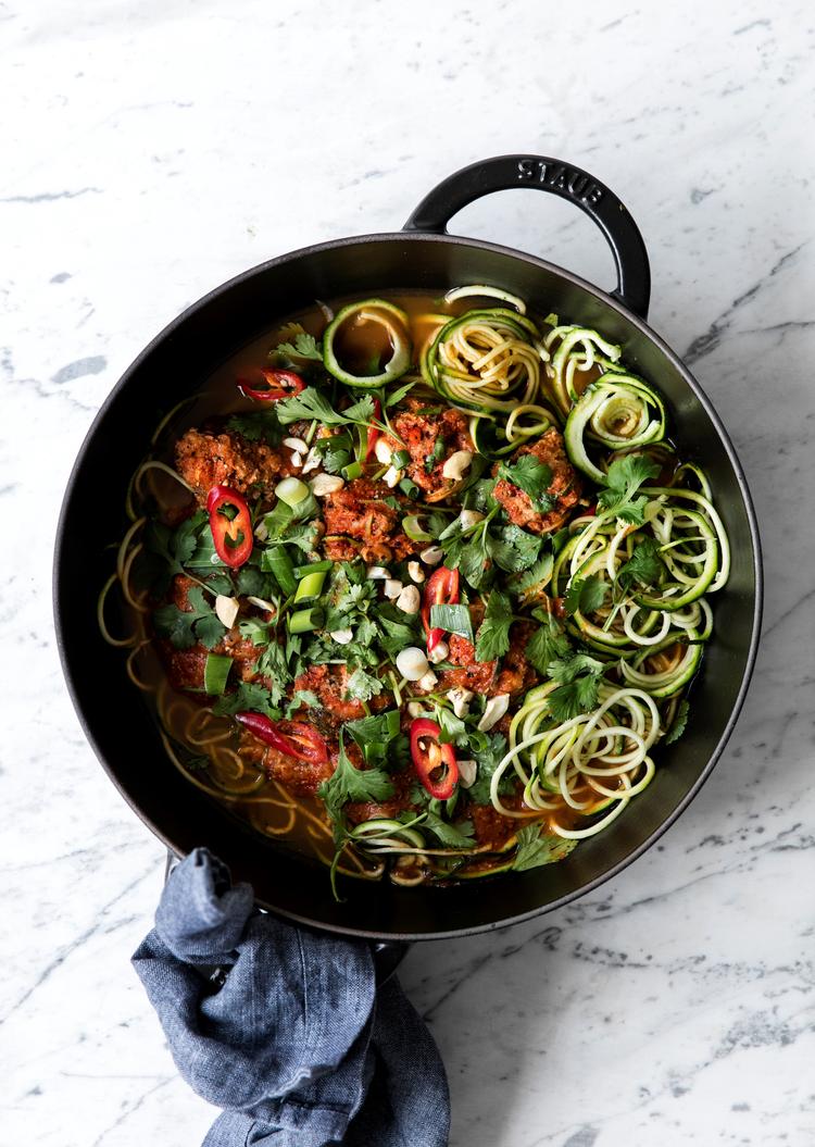 Genvejen til nem hverdagsmad går gennem en gryde.  Chris Tonnesen 