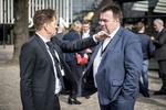 Folk samles foran Radisson i Odense og snakker i en pause, hvor fagbevægelsens to store paraplyorganisationer, LO og FTF, afholder kongres, fredag den 13. april 2018. LO og FTFs medlemmer skal tage stilling til om de ønsker en fusion mellem de to organisationer.. (Foto: Mads Claus Rasmussen/Ritzau Scanpix)
   Mads Claus Rasmussen/Ritzau Scanpix