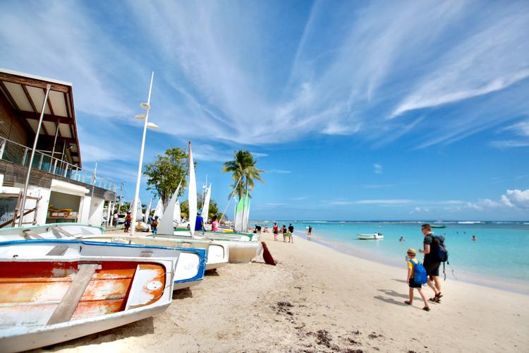 Min mand og søn på vandretur hen ad stranden ved Sainte-Anne på den østlige del af  Guadeloupes hovedø. Dorota Beres #aroundtheworld180days