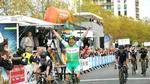 Franskmanden Tony Hurel jubler over sejren på 3. etape i Tour du Loir-et-Cher, mends Jonas Vingegaard (t.v.) og Asbjørn Kragh Andersen besætter de næste pladser. 