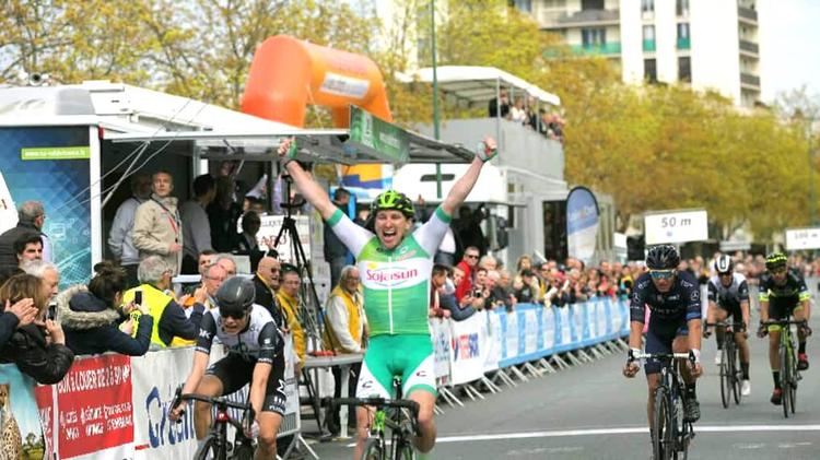 Franskmanden Tony Hurel jubler over sejren på 3. etape i Tour du Loir-et-Cher, mends Jonas Vingegaard (t.v.) og Asbjørn Kragh Andersen besætter de næste pladser. 