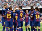 Holdkammeraterne fejrer scoringen af Luis Suárez i første halvleg under opgøret mod Valencia på Camp Nou.
   Lluis Gene/Ritzau Scanpix
