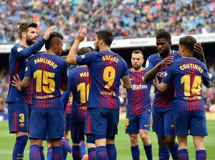 Holdkammeraterne fejrer scoringen af Luis Suárez i første halvleg under opgøret mod Valencia på Camp Nou.
   Lluis Gene/Ritzau Scanpix