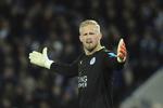Det danske landsholds og Leicester Citys målmand Kasper Schmeichel forlod i slutfasen lørdagskampen mod Burnley i Premier League.
   Rui Vieira/AP