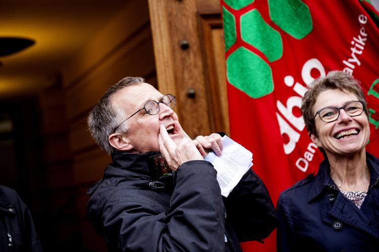 Grete Christensen havde selskab af Anders Bondo Christensen, da hun ankom til Forligsinstitutionen. Uffe Weng/Ritzau Scanpix