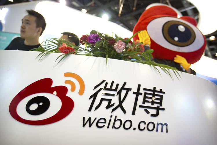 Sina Weibo er Kinas største sociale medie. Ofte sammenlignet med Twitter. Mark Schiefelbein/AP