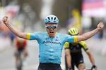 Michael Valgren skriger sin glæde ud over sejren i Amstel Gold Race.
   Marcel Van Hoorn/Ritzau Scanpix