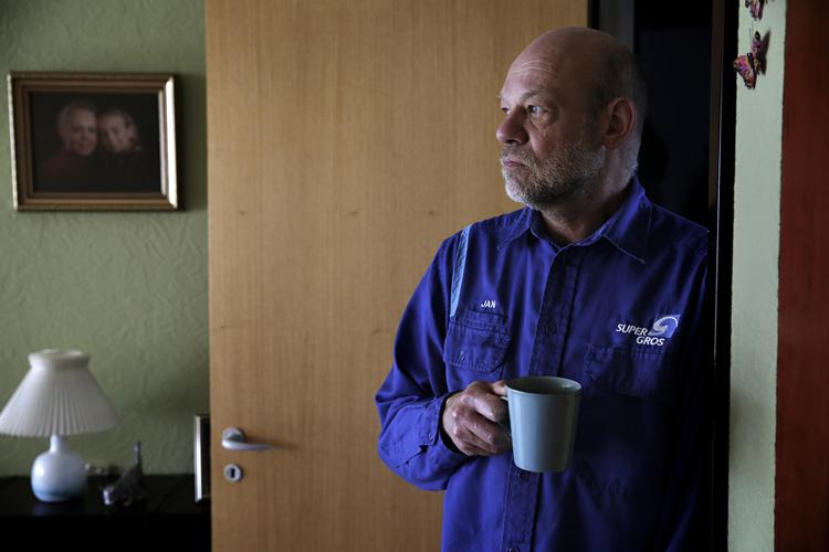 Jan Olsen er vognmand - og pensionsmillionær
Her drikker han kaffe i sit rækkehus i Glostrup. Martin Lehmann/POLFOTO