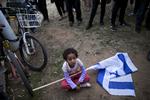 Et afrikansk migrantbarn fotograferet i mandags under en demonstration mod deportation af afrikanske migranter fra Israel.  Oded Balilty/AP