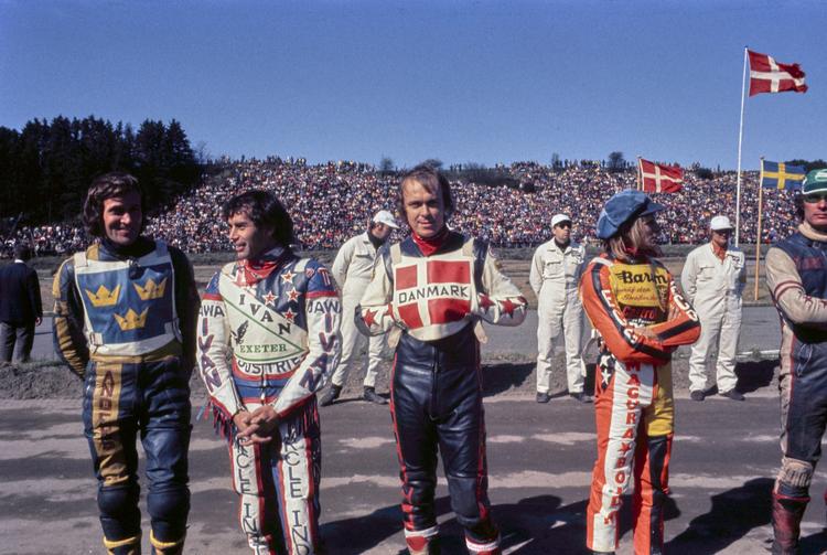 Ivan Mauger (nr. 2 fv.) sammen med blandt andre sin store rival Ole Olsen før et løb på Løvelbanen ved Viborg i 1975. Helt til venstre ses Anders Michanek fra Sverige. 
   Erik Kragh/POLFOTO