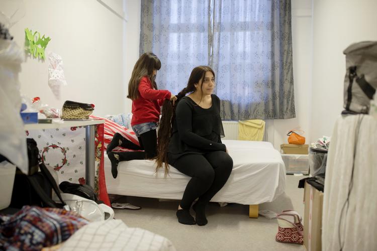 Özlem fletter hår på sin mor Howaida i deres værelse på udrejsecenter Sjælsmark. Hun er ti år, og drømmer om at bo i den lille by Blovstrød, der ligger lidt syd for Hillerød. Det er her, hendes veninder bor, her, hun går i skole, og her, hun boede de første år af sit liv.
»En nat drømte jeg, at vi skulle til Blovstrød for evigt og altid, og så skulle vi blive der altid og altid være lykkelige«. Foto: Miriam Dalsgaard /POLFOTO