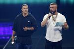 Kollegah, i den hvide t-shirt, og Farid Bang under overrækkelsen. Axel Schmidt/AP