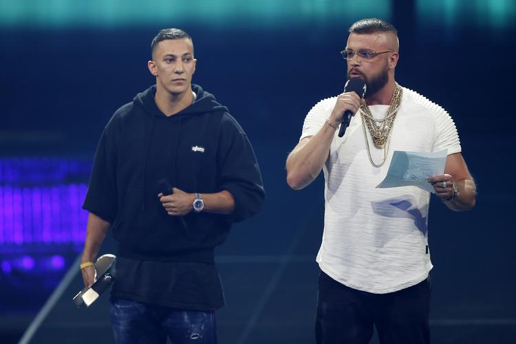 Kollegah, i den hvide t-shirt, og Farid Bang under overrækkelsen. Axel Schmidt/AP
