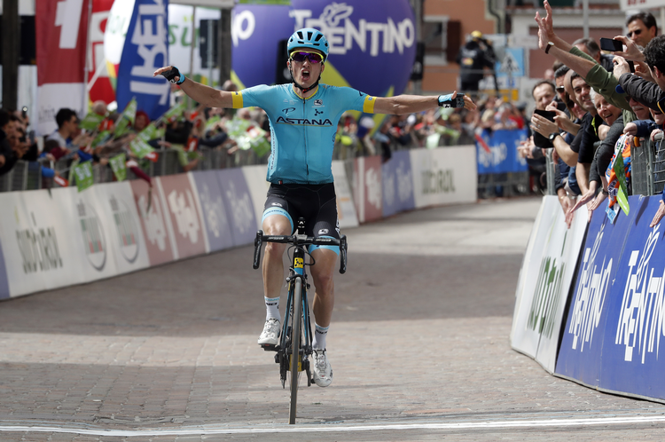 For anden dag i træk var der stor Astana-jubel på den internationale cykelscene. Her er det spanieren Pelle Bilbao, der slår til i Tour of the Alps. Foto: Bettiniphoto. 