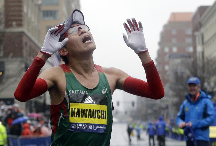 Yuki Kawauchi i lykkeland efter at have krydset stregen i Boston. Det er den 31-årige løbers første sejr i et af de helt store internationale løb.
    
   Elise Amendola/AP