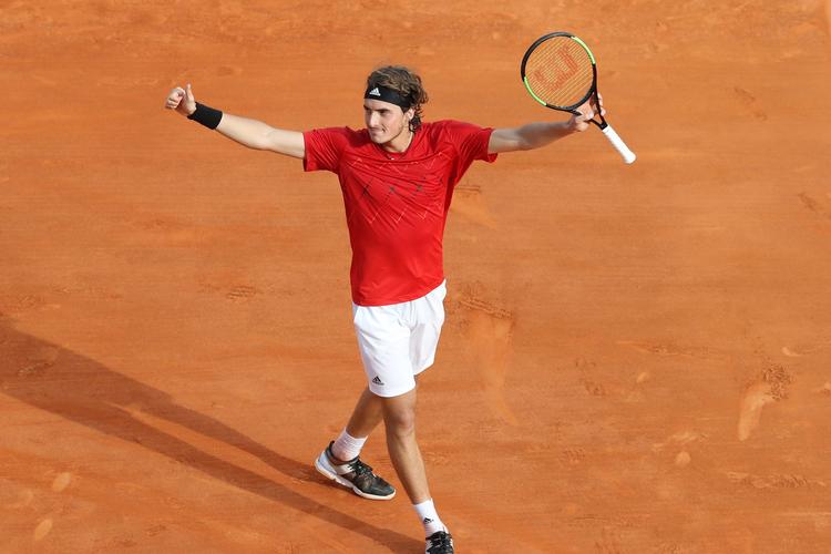 Græske Stefanos Tsitsipas fejrer sin uventede sejr i 1. runde af Monte Carlo Masters.
   Valery Hache/Ritzau Scanpix
