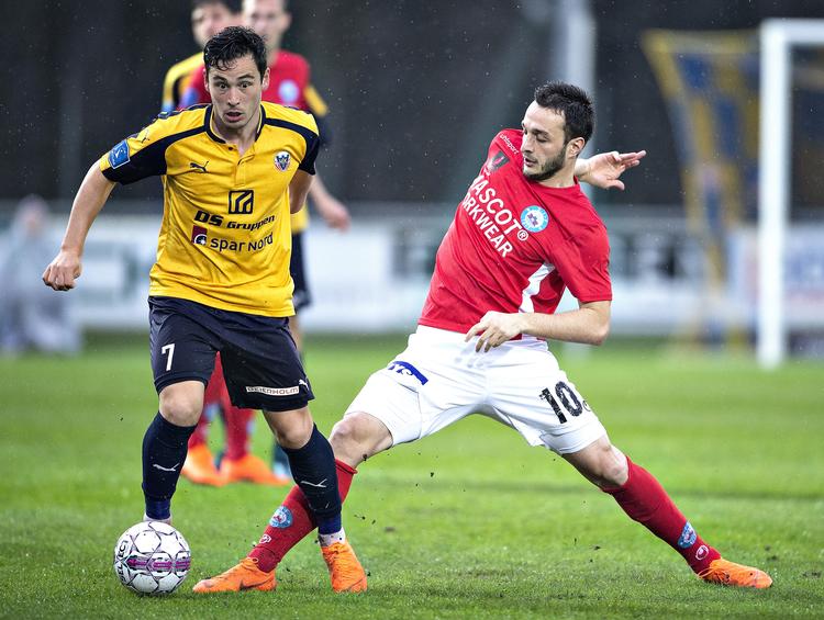 Hobros Vito Hammershøj-Mistrati fører bolden forbi mod Silkeborgs Davit Skhirtladze i superligakampen mandag aften i Hobro.
   Henning Bagger/Ritzau Scanpix