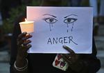 Mange steder i Indien har der de seneste dage været demonstrationer mod voldtægten af den otte-årige Asifa. Her ses deltagere i en demonstration i mandags i Bangalore. Aijaz Rahi/AP