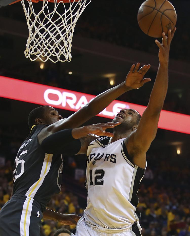Topscorerne fra nattens kamp mellem San Antonio Spurs og mesterholdet Golden State Warriors, LaMarcus Aldridge (th.) og Kevin Durant, i kamp om bolden. Ben Margot/AP
