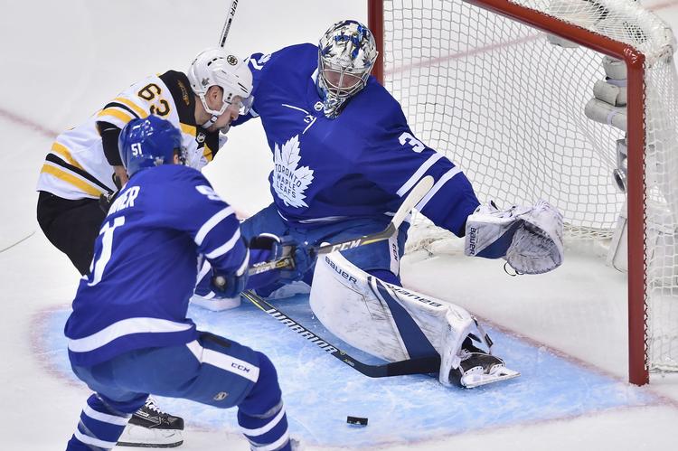 Toronto Maple Leafs-målmand Frederik Andersen bliver ved med at imponere i NHL, og denne gang blev det til en redningsprocent på over 95 for danskeren i en 4-2-sejr over Boston Bruins. Nathan Denette/AP