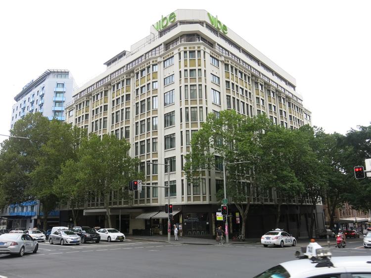 Det meste af døgnet er der tæt trafik rundt om Hotel Vibe i Sydney. Allan Graubæk