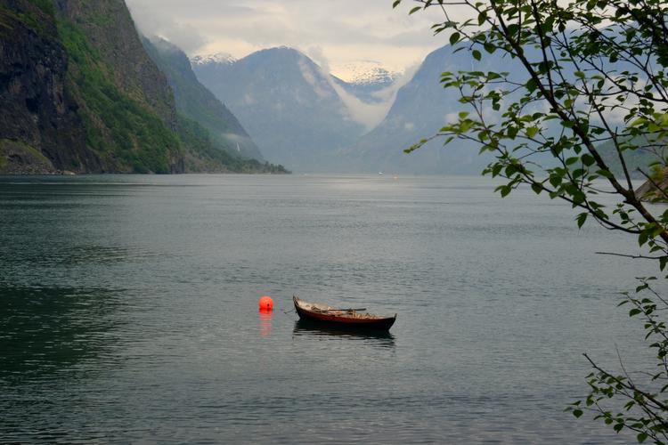 I mange hundrede år lå de små landsbyer omkring Bergen nærmest afskåret fra omverdenen. Et sted som Flåm kunne man kun komme til med båd, indtil jernbanen blev åbnet i årene op til anden verdenskrig. Kristoffer Flakstad