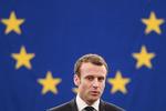 »Jeg tilhører en generation, der aldrig har frygtet krig. Det er en luksus, men jeg kommer fra en familie og en region, der kender tragedien fra fortiden«, siger præsident Emmanuel Macron. Frederick Florin/Ritzau Scanpix