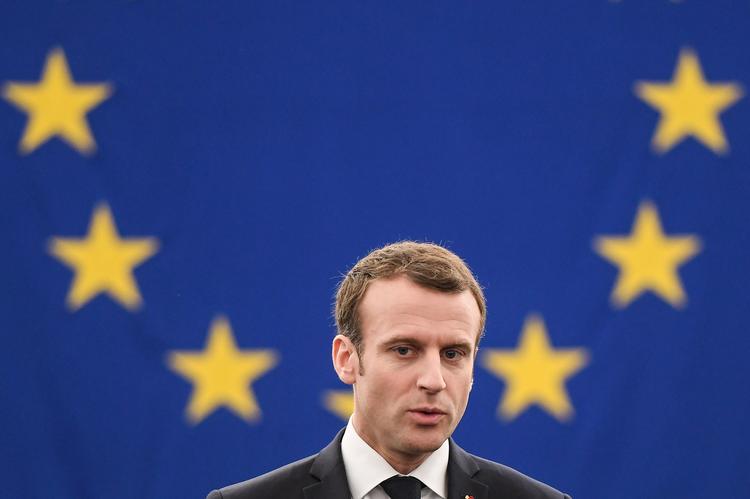 »Jeg tilhører en generation, der aldrig har frygtet krig. Det er en luksus, men jeg kommer fra en familie og en region, der kender tragedien fra fortiden«, siger præsident Emmanuel Macron. Frederick Florin/Ritzau Scanpix