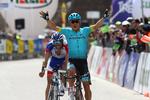 Miguel Angel Lopez sikrer sejr til Astana for tredje dag i træk, og franskmanden Thibaut Pinot må tage til takke med andenpladsen. Foto: Pentaphoto. 