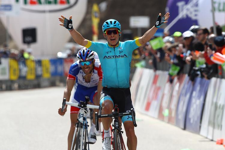Miguel Angel Lopez sikrer sejr til Astana for tredje dag i træk, og franskmanden Thibaut Pinot må tage til takke med andenpladsen. Foto: Pentaphoto. 