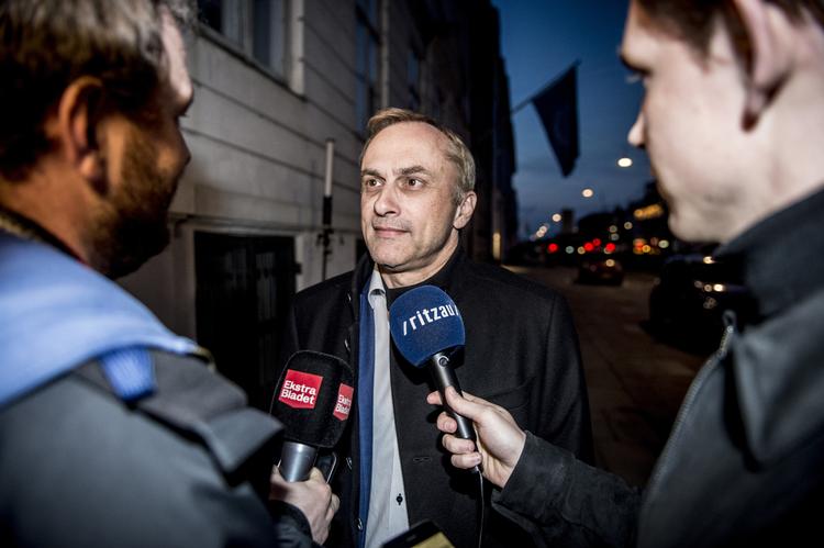 Michael Ziegler fra Kommunernes Landsforening forlader Forligsinstitutionen på Sankt Annæ Plads i København tidligt onsdag morgen. Mads Claus Rasmussen/Ritzau Scanpix