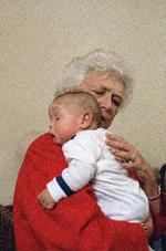 22. marts 1989 - to uger efter at være blevet førstedame - besøgte Barbara Bush  aids-klinikken Grandma's House i Washington. Her krammede hun bl.a. den hiv-smittede baby Donovan. Det fik stor betydning. Dennis Cook/AP