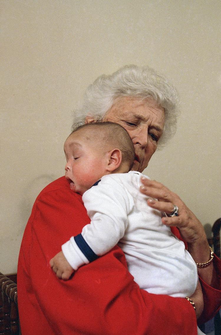 22. marts 1989 - to uger efter at være blevet førstedame - besøgte Barbara Bush  aids-klinikken Grandma's House i Washington. Her krammede hun bl.a. den hiv-smittede baby Donovan. Det fik stor betydning. Dennis Cook/AP