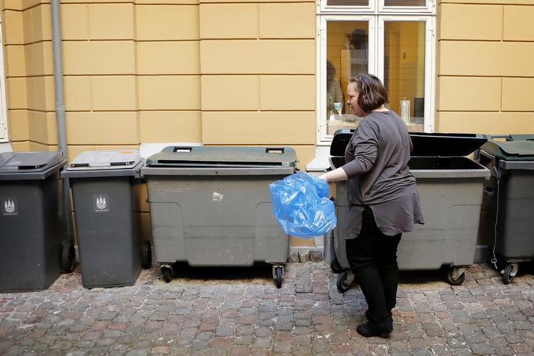 Som beboere i en  lejlighed kan Stine Borbye Edelvang og  familien glæde sig over, at der generelt  er blevet mindre madspild i skralde- bøtterne. Men her ryger stegeben ud  efter et større projekt med at koge fond. Jens Dresling/POLFOTO