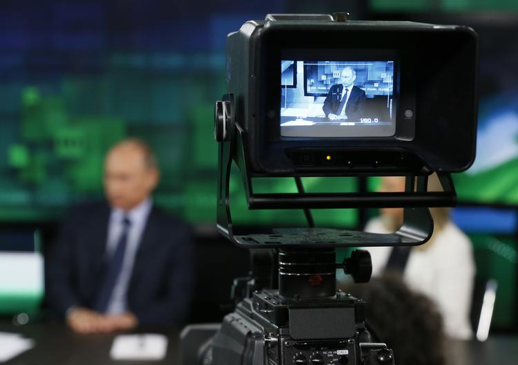 Her besøger den russiske præsident Vladimir Putin tv-stationen RT. Is Bj**lon**/AP
